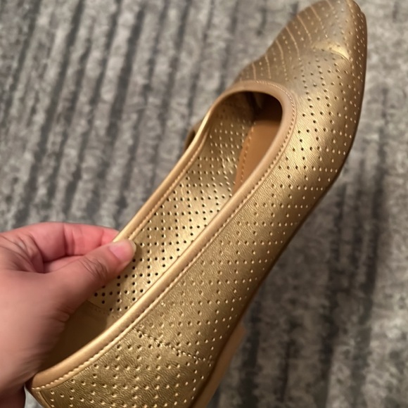Nordstrom Rack Women’s Gold Alba Flats Square Toed Shoes Perforated Design - Picture 4 of 9